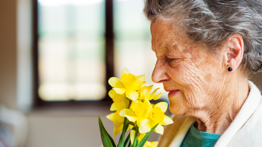 Även om man tar hänsyn till ålder, kön, demens, och andra hälsovariabler kvarstår sambandet mellan försämrat doftsinne och dödlighet. Foto: Shutterstock